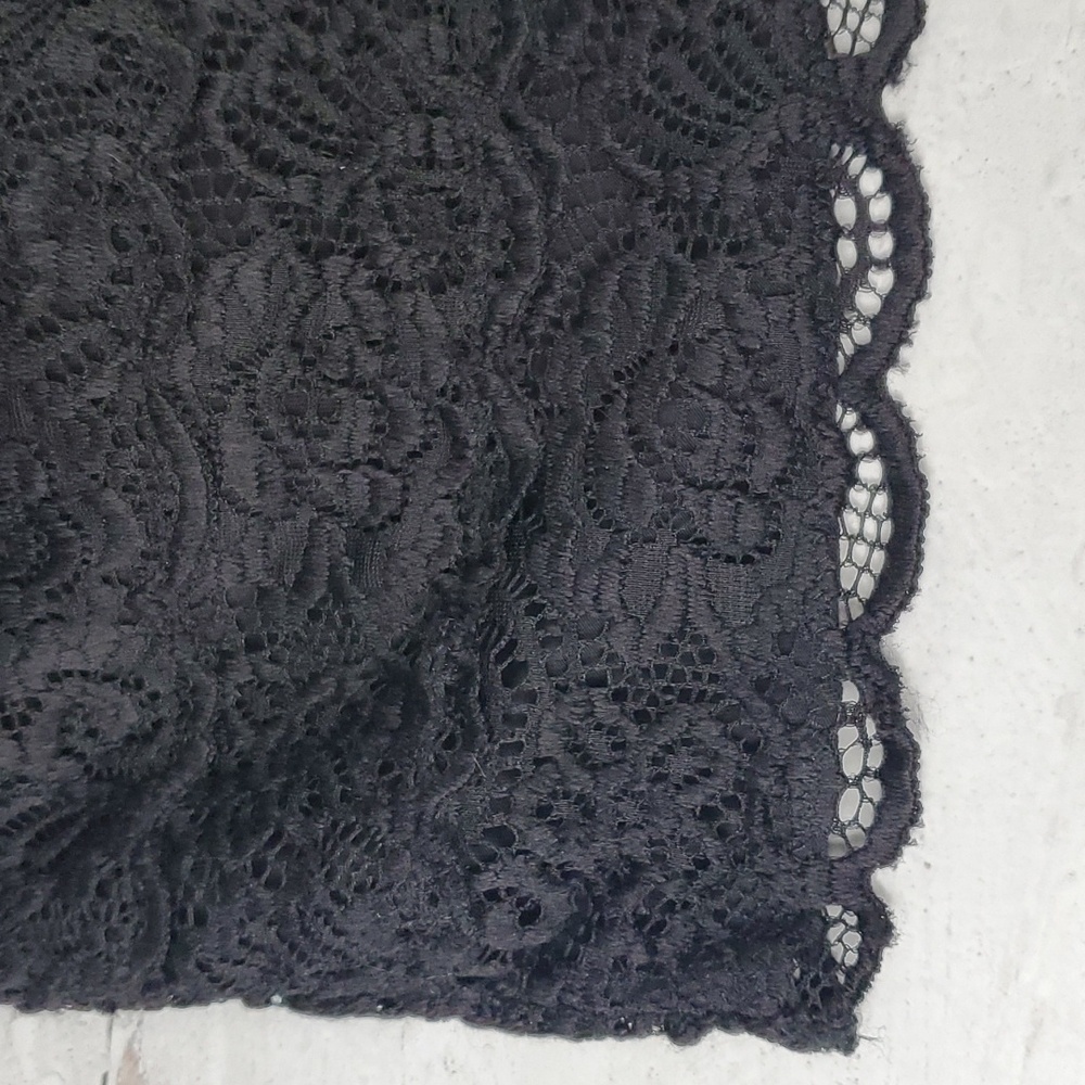 5/$30 ๐ Flirtitude | Black Lace Strapless Bandeau Bra With Convertible Straps - Picture 4 of 10